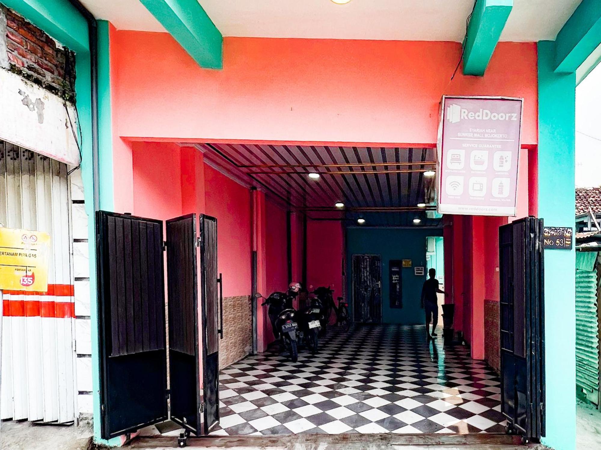 Reddoorz Near Sunrise Mall Mojokerto Exterior photo