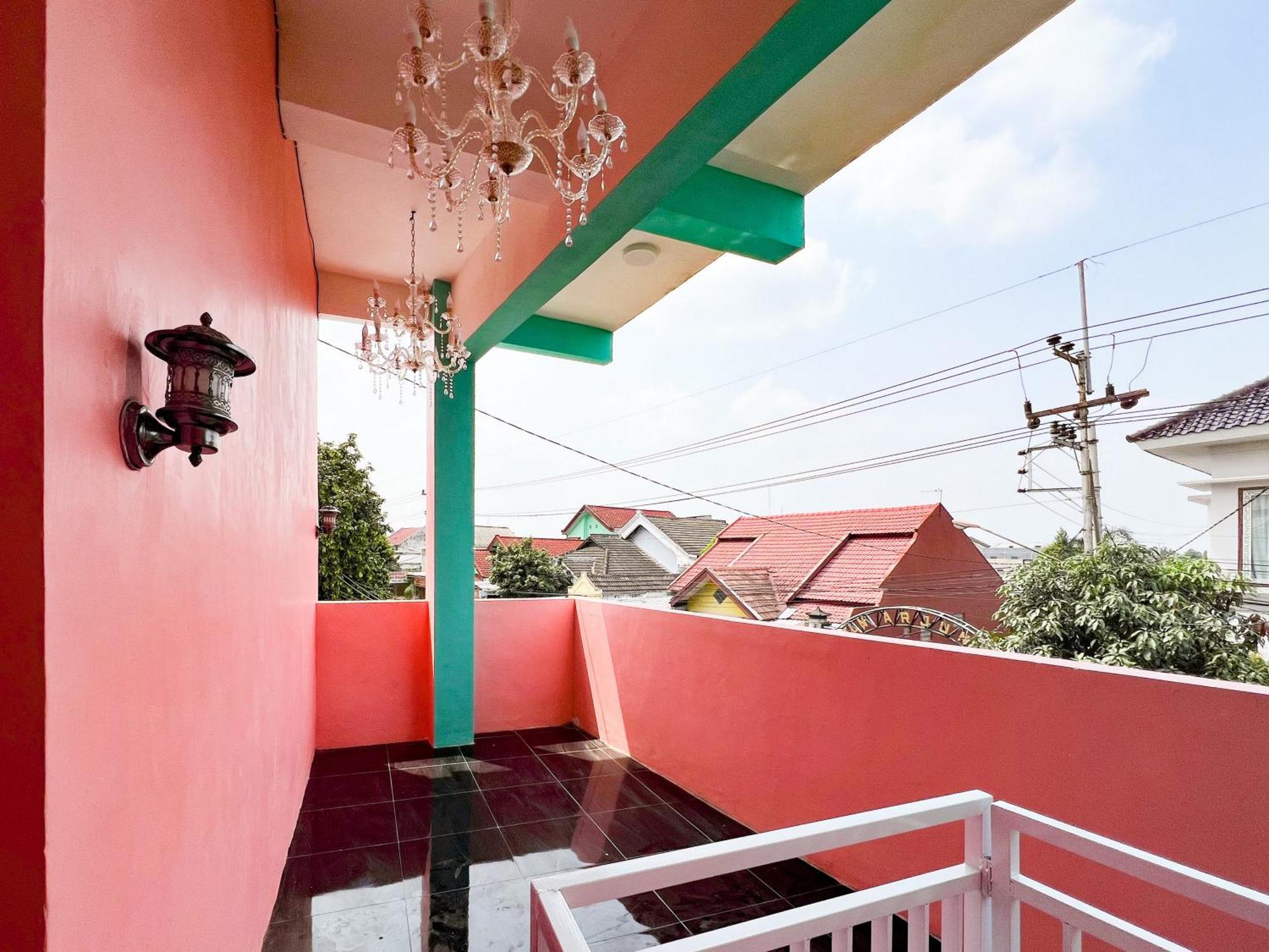 Reddoorz Near Sunrise Mall Mojokerto Exterior photo