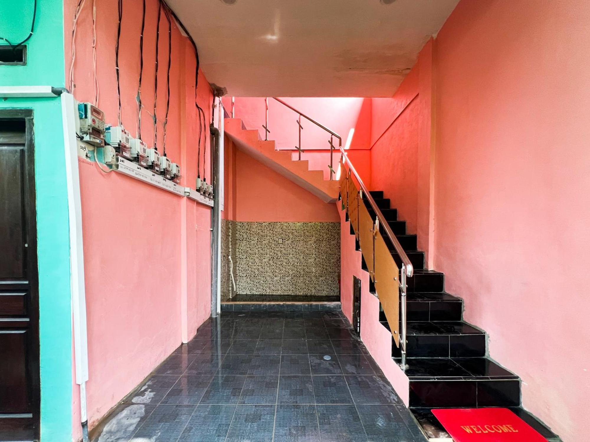 Reddoorz Near Sunrise Mall Mojokerto Exterior photo